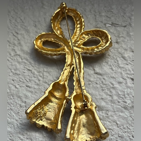 Elegant Gold Bow Brooch - Picture 3 of 3